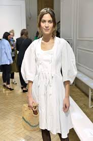 El día que Alexa Chung entró en la historia de la moda sólo con una toalla  | Vogue España