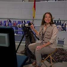 Durch sie erfährt eines unserer kernthemen nochmal eine breitere öffentlichkeit. Heute Show Carolin Kebekus Uber Primaten Und Frauenfeindlichkeit In Der Afd Stern De