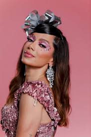 Anitta homenageia Marietta Baderna em look pré-carnaval