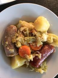 Cette Recette De Saucisses Au Choux Est Ultra Reconfortante Pour Les Froides Journees D Hiver Elle Est Tres Simple A Choux Saucisse Recettes De Cuisine Choux