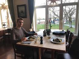 Lunch på Ekenäs efter långa promenader och nya rituppdrag både på Nord och  Syd-Koster Charlie smörjer kråset med behag