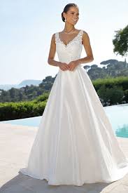 Häufig entscheiden details über gelingen oder misslingen einer hochzeit. Ladybird Trouwjurk 519052 Een Prachtige A Lijn Trouwjurk Van Ladybird Deze Trouwjurk Heeft Een Mooie V Hals E Trouwjurk Prachtige Trouwjurken Trouwjurkstijlen