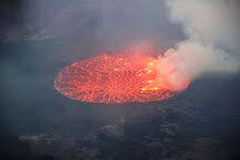 El volcán nyiragongo, cuyas majestuosas laderas oscuras dominan goma y todo el lago kivu, entró en erupción el sábado por la noche. Africa Democratic Republic Of Congo Virunga National Park Nyiragongo Volcano Stockphoto