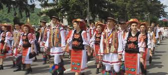 Well, technically the roma are citizens of the country, but they are a different ethnic group. Over 5 000 People Dressed In Romanian Traditional Clothes For Special Event Positive News Romania