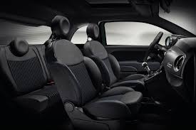 Abbassa l'esclusiva capote a strisce bianche e blu e rilassati sui nuovi sedili con trama che ricorda il vimini. Prix Fiat 500 Deux Nouvelles Finitions Pour La Gamme 2020