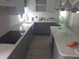 The gold touch adds up the luxuriousness to space! White Sparkle Quartz Worktops Upstands Kitchen Redesign White Kitchen Rustic White Modern Kitchen