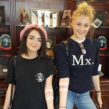 Unlike her very demure character sansa stark, sophie turner has quite a few tattoos. Game Of Thrones Sophie Turner Und Emilia Clarke Haben Jetzt Got Tattoos Watson