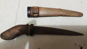 Walaupun ada berbagai jenis warna tapi bilah pisau tu sama saja. 7 Senjata Tradisional Kalimantan Selatan Yang Paling Populer Neprona