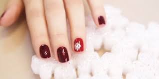 Pas de doute, vous allez craquer devant ce motif super mignon !… utilisez un pinceau fin pour faire les traits des flocons. Nail Art De Fete Flocon Facile Et Sans Tampon Femme Actuelle Le Mag