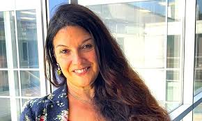 Exposición de pintura sobre seda de María Martínez en Cuevas