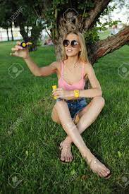 Ziemlich Glückliche Frau Bläst Blasen Im Park, Sie Genießen Sommerurlaub  Lizenzfreie Fotos, Bilder Und Stock Fotografie. Image 81036381.