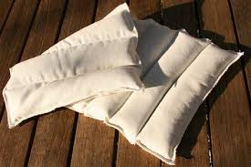 Tuto Pour Creer Soi Meme Une Bouillotte En Graines De Lin Ou Noyaux De Cerises Http Crea Nusgo Com T Bouillotte Seche Bouillotte Bouillotte Noyau De Cerise