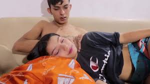 AMIGO pone una gran polla y se folla la boca de la Vecina mientras el  programa ? creampie ?oral - porno en espanol - real casero - XNXX.COM