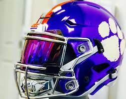Shoc 2 0 Lightning Football Visor With Our Integrated True Quick Release System Featured On A Full Custo Football Helmet Design Football Cool Football Helmets