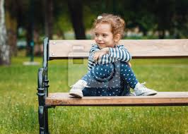 Geldeinsatz eines einzelnen bankhalters, der gegen alle anderen spieler spielt oder. Nettes Kleines Madchen Sitzen Auf Der Bank In Einem Park Leinwandbilder Bilder Lockiges Haar Kleines Madchen Nachwuchs Myloview De