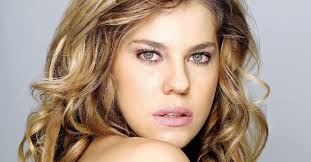 Cenas Inesquecíveis da TV: Bárbara Paz é a grande vencedora da "Casa dos  Artistas"