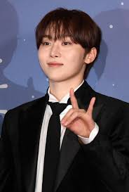 Boo Seungkwan doing the boo-sign🤘🏻✨