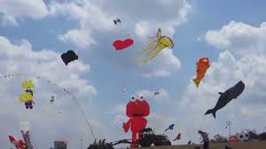 Saat ini, banyak sekali penjual layang layang. World Kite Festival Visit Malaysia Year 2014 Event In Bukit Layang Layang Pasir Gudang Johor Youtube