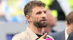 « Je n'utilise jamais ce genre de mot » : Thomas Müller, abasourdi par la décision prise à l'encontre de Kylian Mbappé – L'arbitre sème la confusion