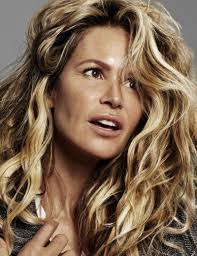 Elle Macpherson : 2 gélules par jour suffisent pour obtenir son glow