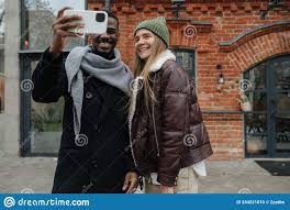 Fröhliche Sexfreunde, Die Sich Auf Der Straße Lächeln Stockfoto - Bild von  kleidung, afrikanisch: 234221010