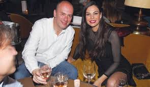 Δείτε όλα όσα είπε η στέλλα καπεζάνου σε τηλεοπτική της συνέντευξη. H Stella Kapezanoy Kate8ese Aithsh Asfalistikwn Metrwn Eis Baros Toy Prwhn Syzygoy Ths Giannh Fi3 Lifestyle Thepressroom Gr