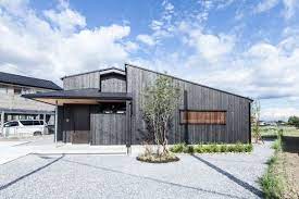 平屋のような2階建て 33坪の実用サイズ 落ち着いた大人の佇まいを生む灰黒色の焼杉板 重量木骨の家 選ばれた工務店と建てる木造注文住宅 平屋外観 住宅 外観 焼杉