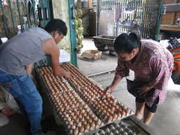 Kemudian, gula pasir rp 10.000 per kg, beras c4 rp 22.000 per 2,5 kg dan minyak goreng rp 25.000 per dua liter. Suplai Menurun Di Sanggau Kalbar Harga Telur Ayam Rp2 Ribu Perbutir Suaraindo Id