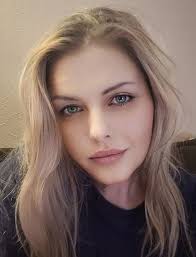 NEVIDLJIVA BLIZINA U trenutku kada sam tonula I hrlila prema dnu Po  hiljaditi put da padnem Da se cela raspadnem Pa sa teskom mukom sastavim  Niko nije znao,pa ni sam Bog Kako