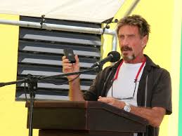 Mcafee's vermögen erreichte 2007 mit 100 millionen dollar seinen höhepunkt, bevor seine investitionen in der finanzkrise. Das Verruckte Leben Von John Mcafee Business Insider