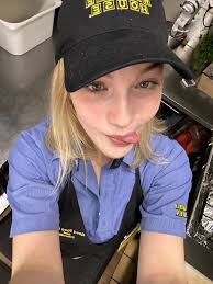 Would you date a simple girl who works in a waffle house? 🧇💓