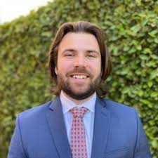 This summer I had the incredible experience to test and push myself as a  SDR at Outreach! Sales has been something that I've been drifting towards  these last few years (thanks mom),