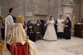 Le foto della ventisettenne che nella cattedrale di barletta, davanti all' arcivescovo, si è presentata in abito bianco per poi vestire l' abito religioso mi hanno fatto sobbalzare. Ragazza Diventa Suora Vestita Da Sposa Langone Nel Nostro Mondo Il Vero Scandalo E Cronache