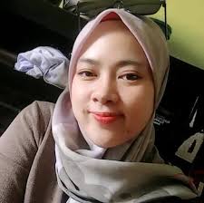 I love these. A previous owner planted and they come up every year. I think  they are in the Ginger family. Can someone confirm. Thanks. 💕