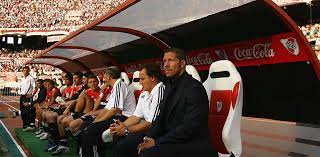 Ahora empezaron a sonar las alarmas en núñez, ya que el cholo simeone pidió un delantero para reforzar el plantel de cara a la próxima temporada. El Record Negativo Del Cholo Simeone Que Provoco El Descenso De River