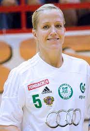 Njezin stariji brat, frank løke je također bio bivši međunarodni rukometaš, kao i igrač kluba norveška reprezentacija.11 njena sestra, lise løke je igrač za ^ hole, arne (8. Heidi Loke Wikipedia