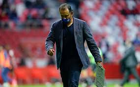 Juan máximo reynoso guzmán (born december 28, 1969 in lima) is a retired peruvian footballer, and former manager of liga mx club cruz azul. Cruz Azul Se Va Calientito Tras Derrota Con Toluca Juan Reynoso Mediotiempo