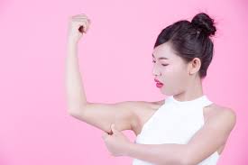 Gerakan cara mengecilkan lengan tangan yang satu ini perlu dilakukan dengan flat bench atau bisa menggunakan kursi panjang yang datar. 15 Cara Mengecilkan Lengan Mudah Cepat