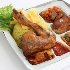 Cuci bersih beras yang sudah kamu siapkan tadi kemudian masukkan bumbu yang sudah kamu haluskan tadi ke dalam santan. Cara Membuat Nasi Kuning Ayam Yang Enak Dapur Hana