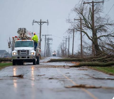 Decenas de miles de personas en Indiana siguen sin electricidad una semana  después de tormentas