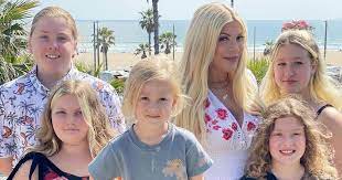 The 2016 kids choice awards is being hosted by country singer and u.s. Tori Spelling And Dean Mcdermott Have Five Kids Together
