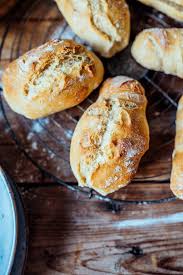 Baguette Brotchen Ohne Kneten Fruhstucksduft Liegt In Der Luft Knusperstubchen Rezept Baguette Brotchen Brot Backen Rezept Einfach Dinkelbrotchen Rezept