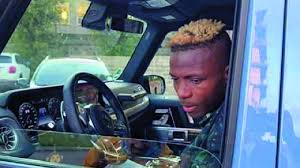 Milano, Victor Osimhen denunciato da Mercedes-Benz per un leasing da 90 mila euro: rate inevase e auto ibrida mai restituita