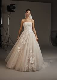 Che sia, dunque, una serata di gala o una prima al teatro dell'opera, va scelto il vestito giusto per. Abito Da Sposa Pronovias 2020 Lynx Mariages It Abiti Sposa E Sposo Collezione 2020 2021 Atelier Vestiti Nuziali Per Vicenza Verona Padova Rovigo Treviso Veneto E Trento Trentino Alto Adige