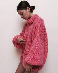 bu sezonun stil tavsiyesi balon kol kazaklarinizi midi etek ve uzun cizmelerle kombinleyin genis orgulu balon kollu oversize ka suveter moda stilleri triko