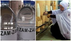 Jamaah haji yang berdatangan dari seluruh penjuru dunia pada setiap musim haji dewasa ini berjumlah sekitar dua juta orang. Diharap Masyarakat Sebagai Oleh Oleh Ini Cara Membedakan Air Zam Zam Asli Atau Palsu Assajidin Com
