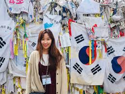 Perjanjian gencatan senjata antara korea utara dan korea selatan menghasilkan zona demiliterisasi yang memisahkan korea selatan dan korea utara. Uniknya Desa Panmunjom Desa Perbatasan Korea Selatan Dengan Korea Utara