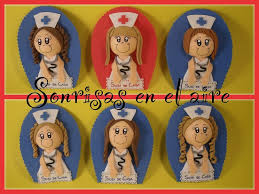 Os explico como hacer un broche de enfermera de goma eva un tutorial muy facil y sencillo espero que os sirva de ayuda para hacerlo vosotras mismas ya. Broches