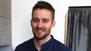 Soutěžící se Romanovi v Prostřeno! smějí za „honibox“ v obýváku. Theo  odmítá ochutnat předkrm