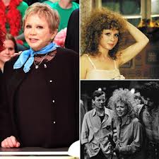 Információk és érdekességek a újra fiatalon című filmről, melynek eredeti címe: A 61 Eves Szineszno Volt Zoran Elso Felesege Szepsegevel Mindenkit Meghoditott Hazai Sztar Femina